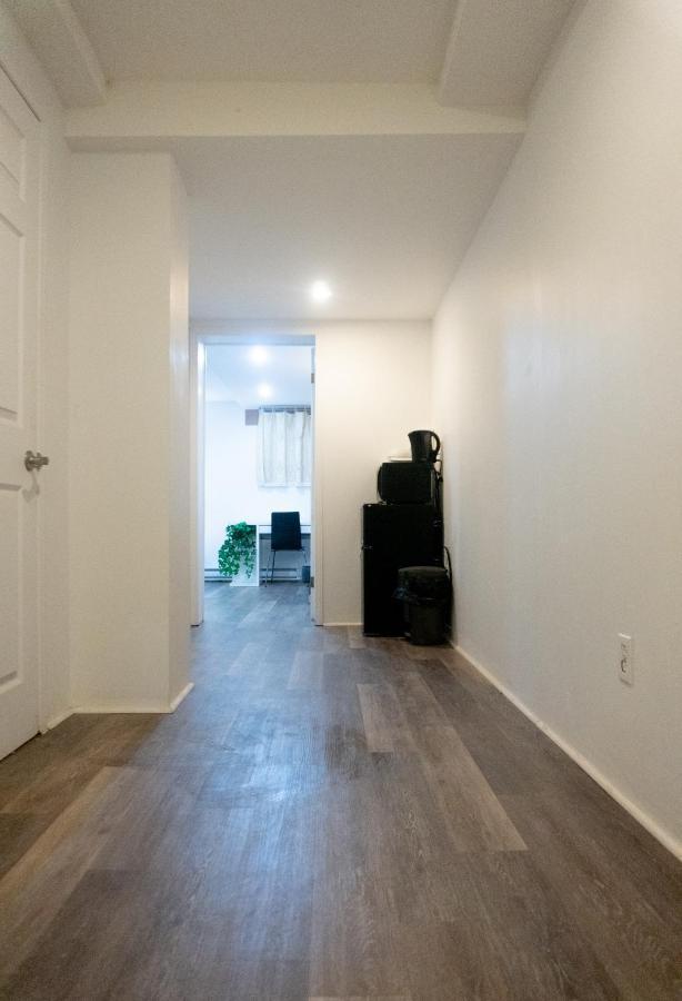 Newly Renovated Studio, Separate Entrance มอนทรีอัล ภายนอก รูปภาพ